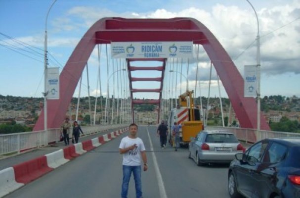 Ghici ce partid îşi face campanie electorală pe Podul de la Cernavodă! - vezi foto